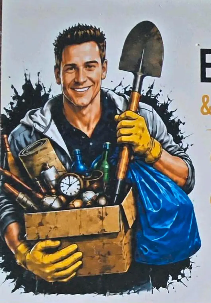 Hausmeister bei einer Entrümpelung mit Werkzeug
